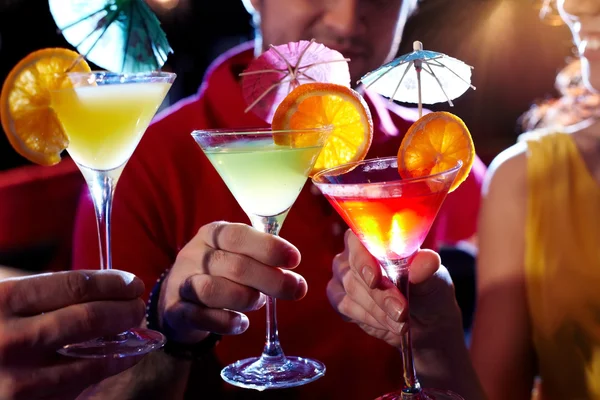 Martini cocktails in hands of young people — Stock Photo, Image