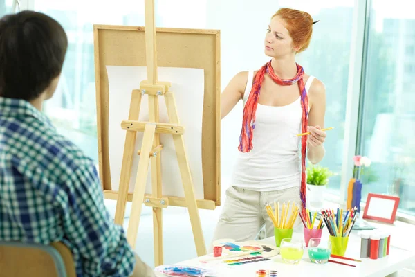 Woman painting her boyfriend's portrait — Stock Photo, Image