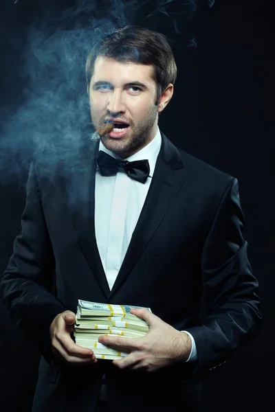 Presentabel affärsman röka cigarr — Stockfoto