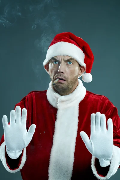 Homem descontente na roupa do Papai Noel — Fotografia de Stock