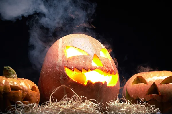 Błyszczący Jack Lantern na słomie — Zdjęcie stockowe