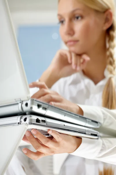 Chica trabajando en la computadora — Foto de Stock