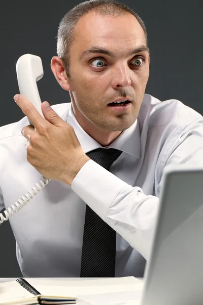 Hombre de negocios sorprendido mirando el ordenador portátil — Foto de Stock