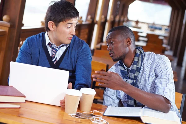 Estudiantes varones estudiando juntos en la cafetería — Foto de Stock