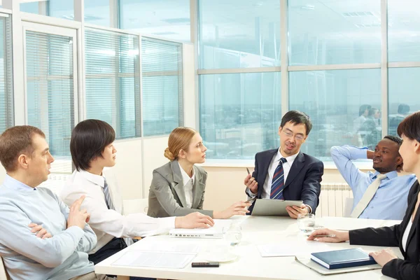 Business team discussing strategy — Stock Photo, Image