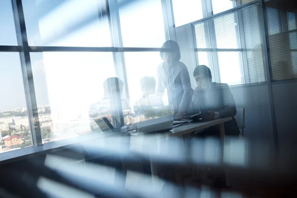 Collega's die achter de blinds werken — Stockfoto