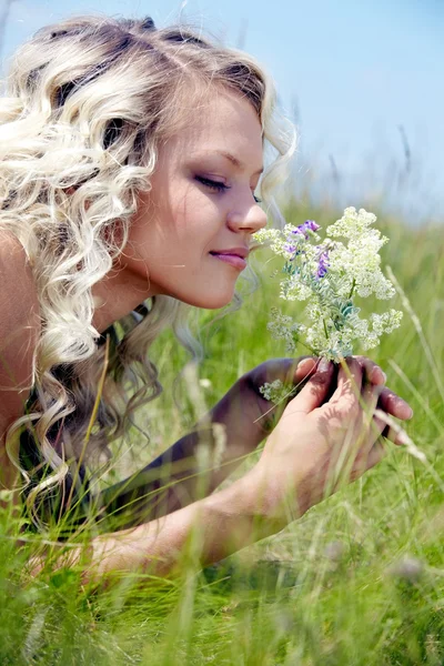 Mulher bonita cheirar flores — Fotografia de Stock