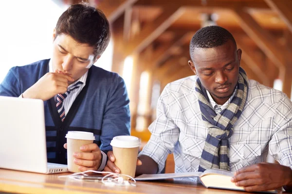 Dois jovens estudantes sentados no café — Fotografia de Stock