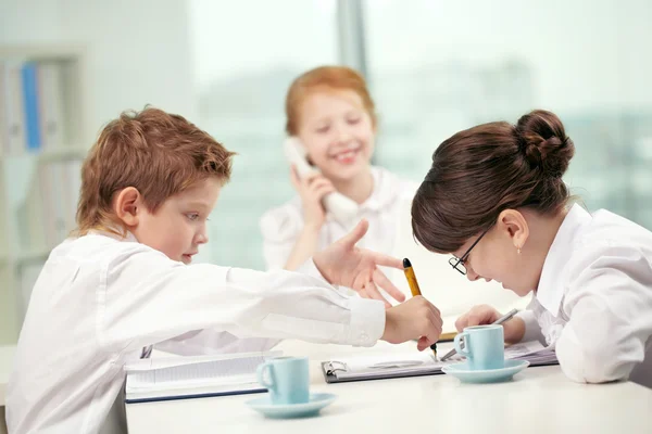 Kleine zakenman iets uit te leggen aan zijn collega — Stockfoto