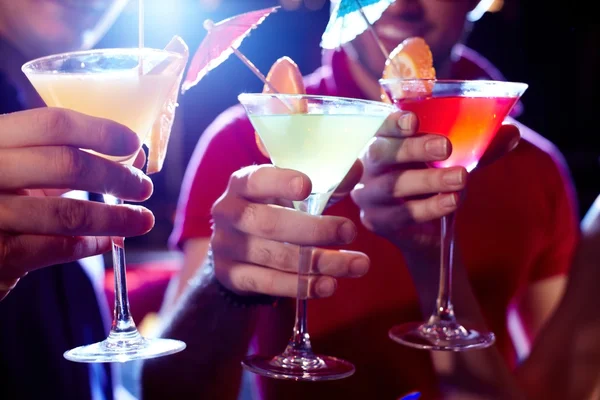 Martini koktejly v rukou mladých lidí — Stock fotografie