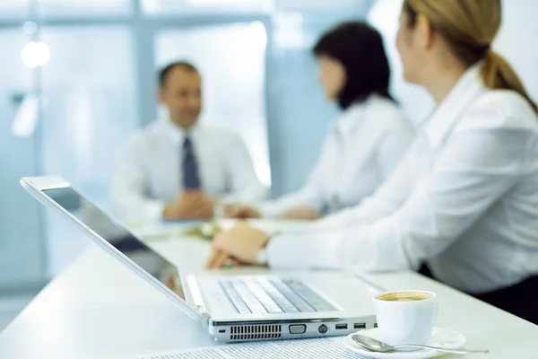 Laptop met mensen uit het bedrijfsleven over de bijeenkomst van — Stockfoto