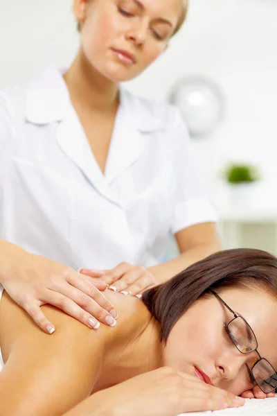Massagista do sexo feminino massageando uma mulher de negócios — Fotografia de Stock