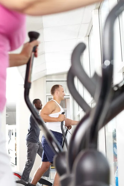 Чоловіки крутяться на біговій доріжці в спортзалі — стокове фото