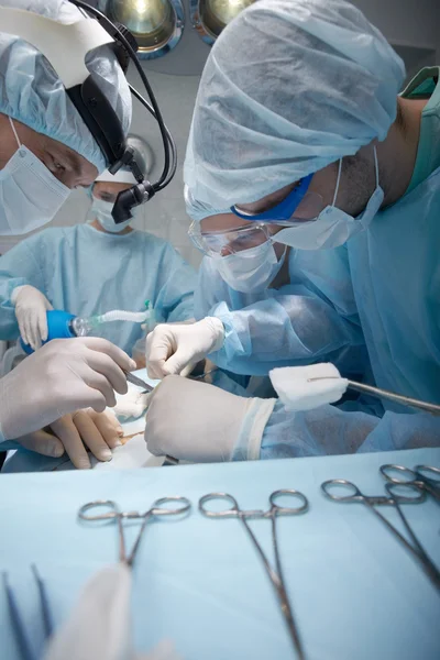 Τέσσερις χειρουργοί εργάζονται στο χειρουργείο — Φωτογραφία Αρχείου