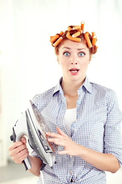 Mujer en rulos quemándose de hierro — Foto de Stock