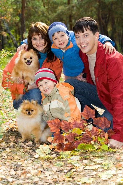 Glückliche Familie mit zwei Hunden — Stockfoto