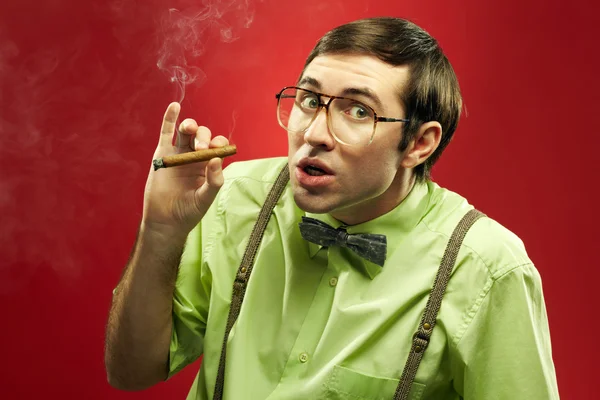 Desconfiado nerd fumar um charuto — Fotografia de Stock
