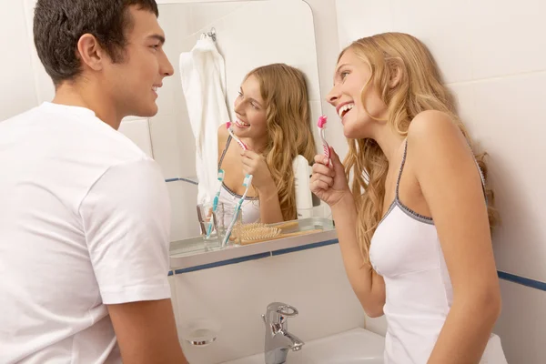 Young couple brushing teeth — Stock Photo, Image