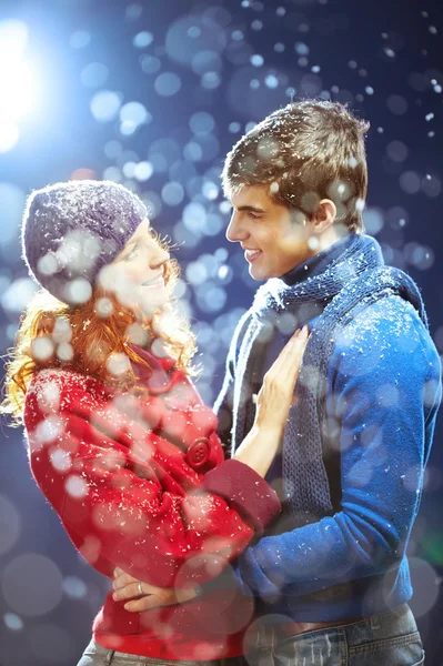 Sonriente pareja abrazándose entre sí —  Fotos de Stock