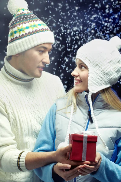 Uomo dando regalo alla sua ragazza — Foto Stock