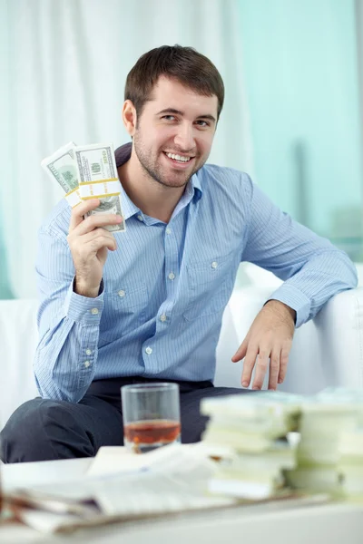 Ευτυχισμένος άνθρωπος εκμετάλλευση χρήματα — Φωτογραφία Αρχείου