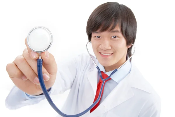 Médico joven con estetoscopio — Foto de Stock