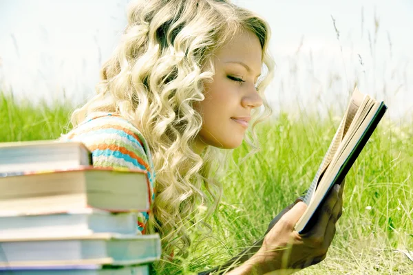 Mujer leyendo libro en la naturaleza — Foto de Stock