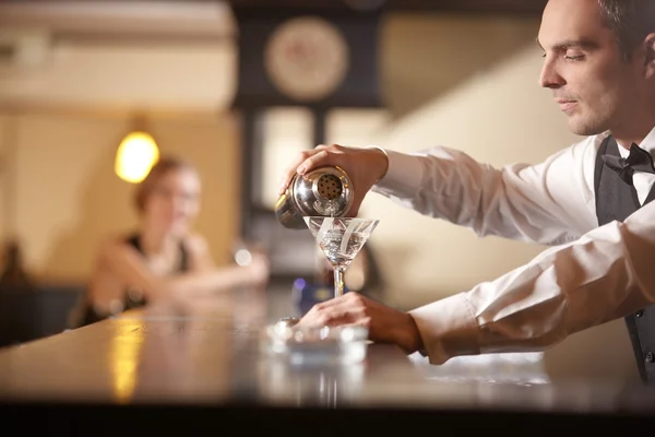 Serious bartender preparing cocktail — Stock Photo, Image