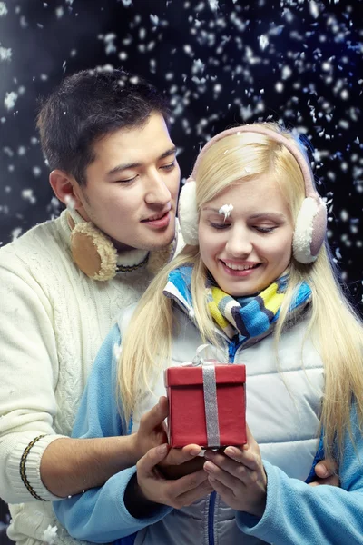 Hombre dando un regalo a su novia sonriente — Foto de Stock
