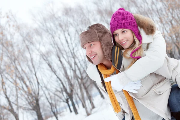 Mannen som bär sin flickvän på ryggen — Stockfoto