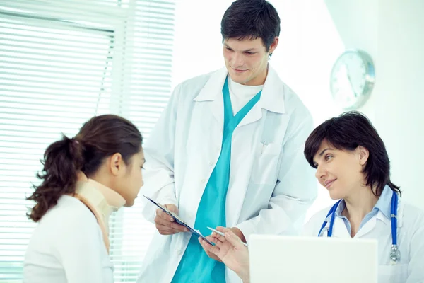 Patient with broken neck listening to prescription — Stock Photo, Image