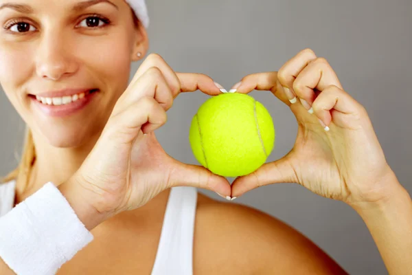 Pen jente som holder tennisball – stockfoto