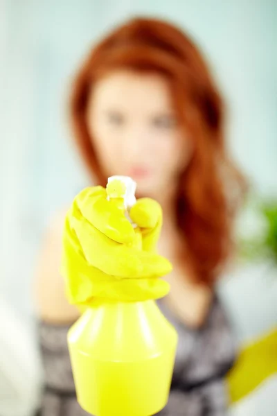 Mão feminina em luva com frasco de spray — Fotografia de Stock