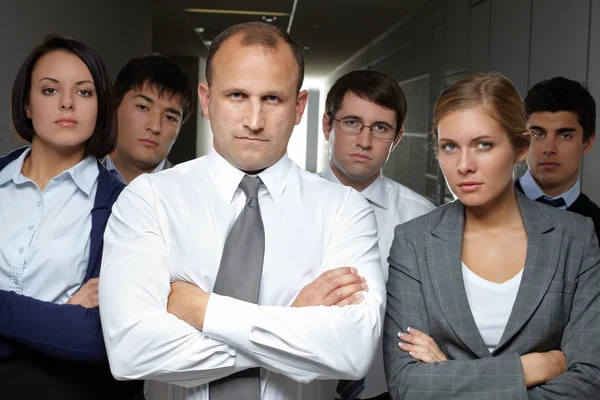 Zakelijke team staande met armen gekruist — Stockfoto