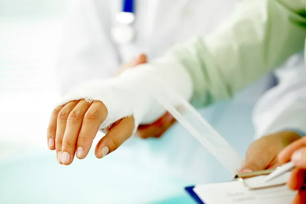 Bruten arm i bandage — Stockfoto