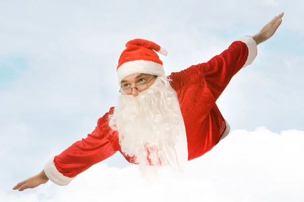 Santa claus vliegen op sky — Stockfoto