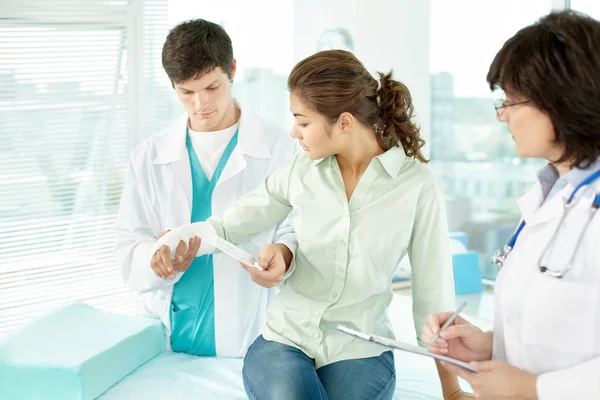 Girl with broken arm at the doctor office — Stock Photo, Image