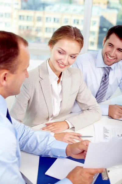 Gelukkig business mensen tijdens vergadering — Stockfoto