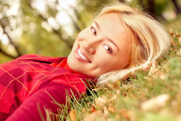 Blondes Mädchen liegt auf Gras — Stockfoto