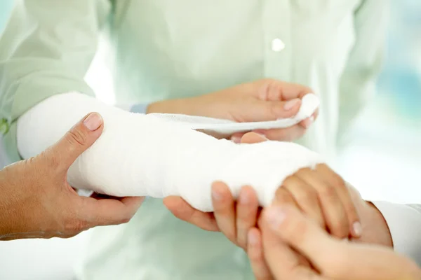 Złamaną rękę w bandaż — Zdjęcie stockowe