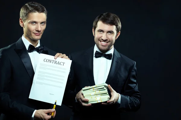 Men offering to sign a contract — Stock Photo, Image