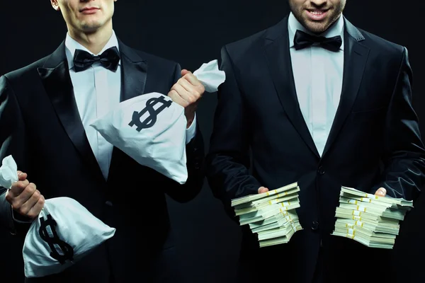Hommes tenant des dollars dans les mains — Photo