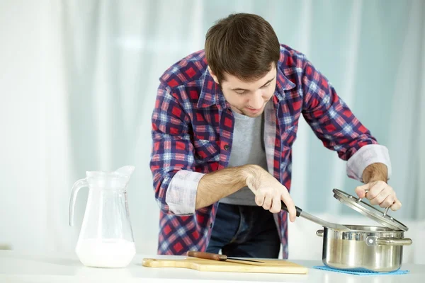 Man preparing food at kitchen — Stock Photo, Image