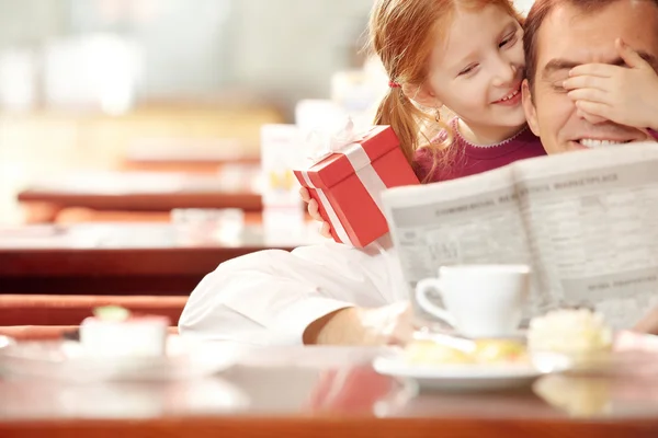 Mädchen hält Geschenkbox für Vater — Stockfoto