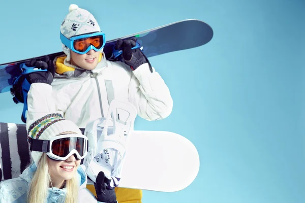 Snowboarders con tablas de snowboard en día de invierno —  Fotos de Stock