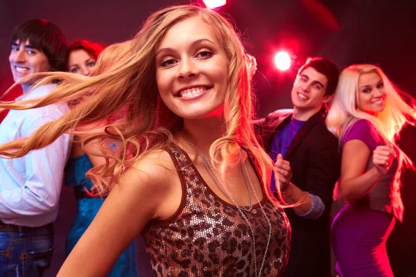 Blonde vrouw dansen met vrienden — Stockfoto