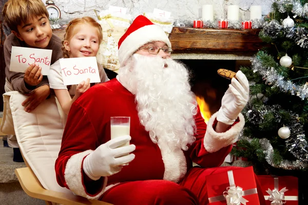 Санта-Клауса з дітьми за ним — стокове фото