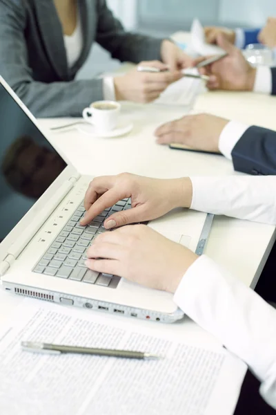 Menschliche Hände tippen auf Laptop — Stockfoto