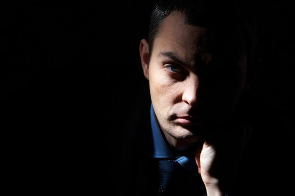 мужчина смотрит в камеру
  