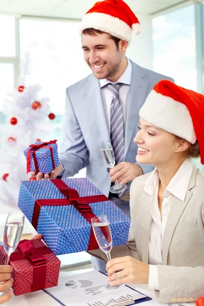 Mensen uit het bedrijfsleven we vieren kerst — Stockfoto